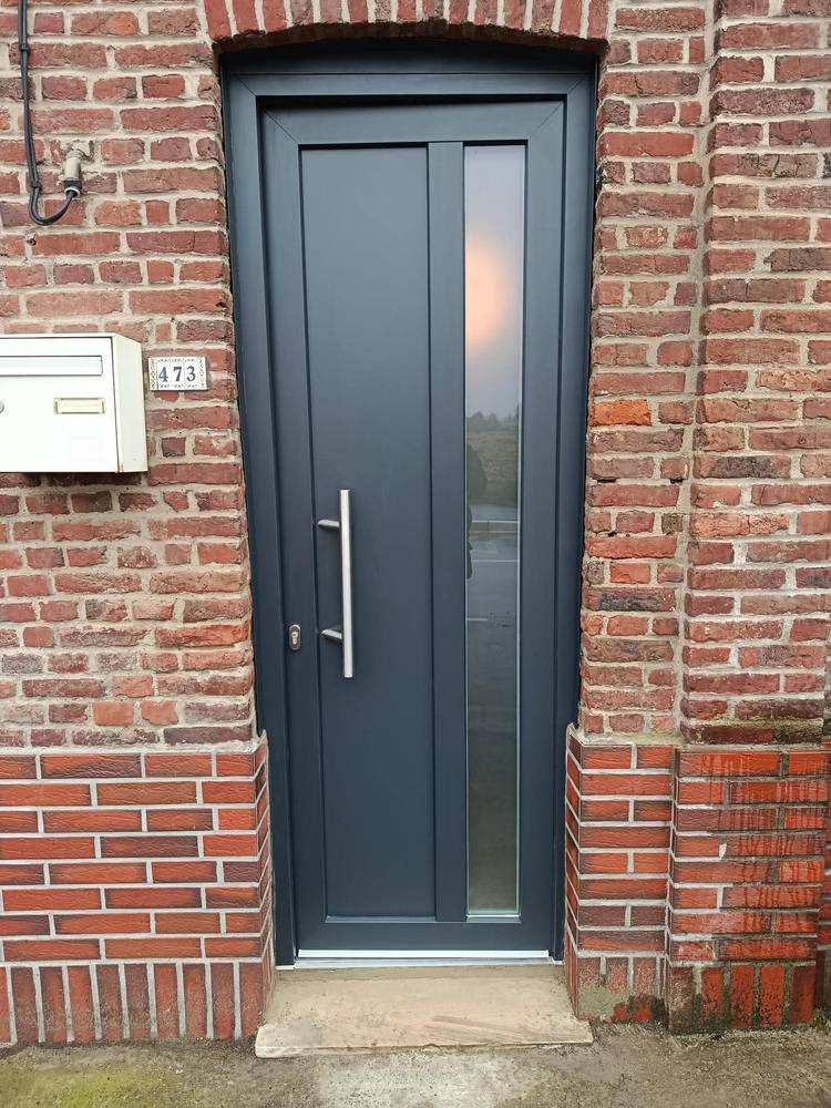 Porte d'entrée aluminium anthracite avec vitrage dépoli latéral, encadrement brique