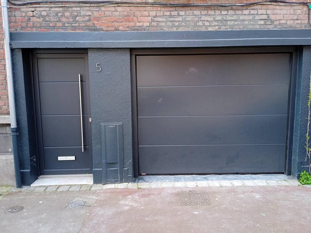 Porte d'entrée et porte de garage sectionnelle assorties, finition anthracite, pose F I R Menuiserie